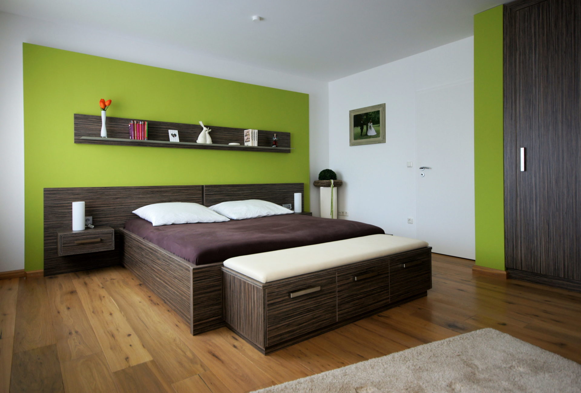 Doppelbett des Schlafzimmers aus Zebrano-Holz Doppelbett des Schlafzimmers aus Zebrano-Holz mit schwebenden Nachttischschränken