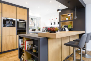 Moderne Maßküche mit Bar in U-Form mit Eiche-Furnier