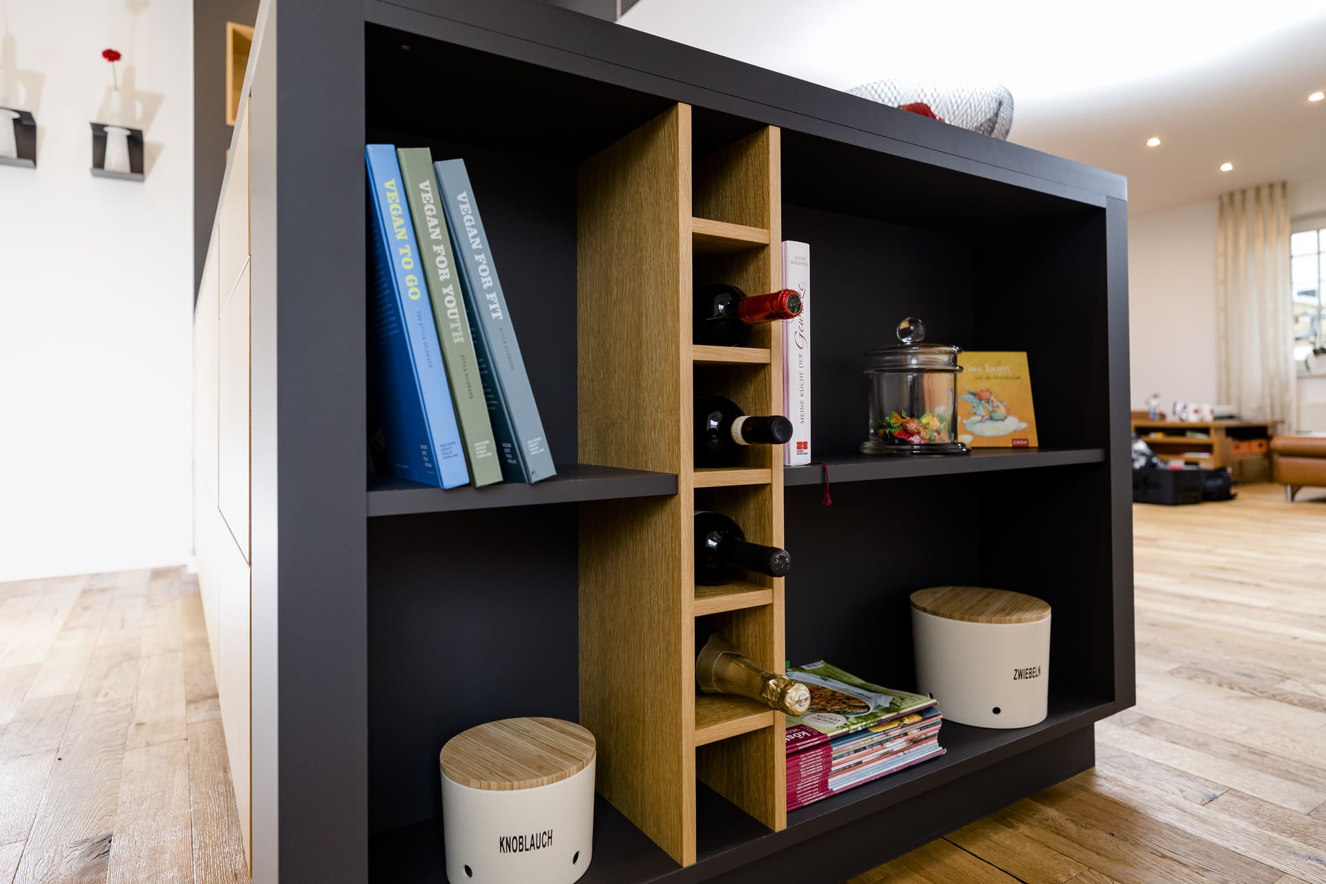 Wohnküche mit Regal für Kochbücher und Utensilien nach Kundenwunsch gefertigt