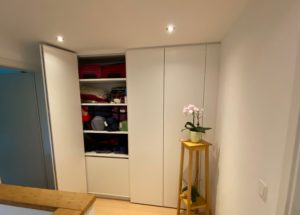 Einbauschrank nach Maß in Weiß mit offener Tür