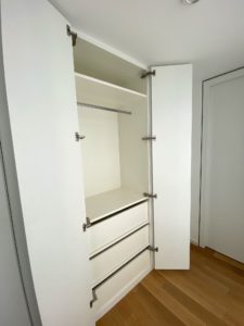 Beispiel Flurschrank nach Maß mit geöffneten Schranktüren