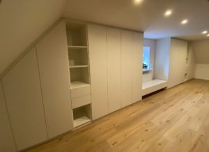 Schrank für Dachschräge nach Maß gefertigt in Weiß mit viel Stauraum bis unter die Decke