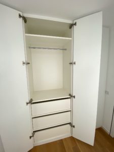 Beispiel Flurschrank nach Maß in Weiß mit Schubladen und Schränken