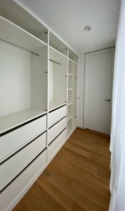 Beispiel Flurschrank nach Maß in Weiß mit Schubladen und Schränken