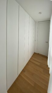 Beispiel individueller Wandschrank in Weiß, geschlossene Ansicht