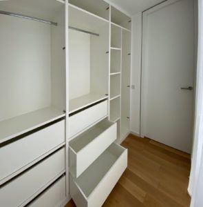 Individueller Flurschrank in Weiß mit geöffneten Schubladen