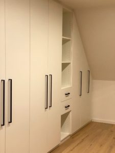 Schrank für Dachschräge nach Maß gefertigt in Weiß