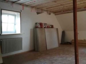 Ansicht Zimmer mit Dachschräge vor dem Umbau