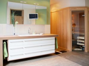 Badmöbel nach Maß mit integriertem Waschtisch, daneben die Sauna