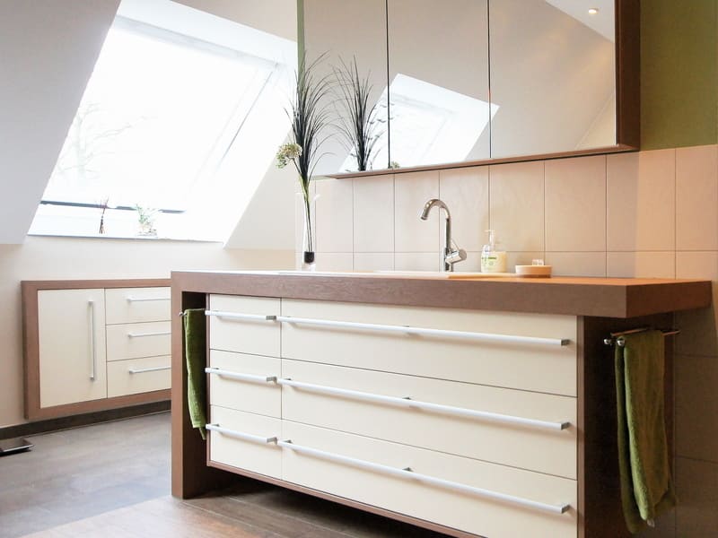 Badschrank mit Spiegelschrank und zweitem Schrank in der Dachschräge Badschrank nach Maß mit Spiegelschrank und zweitem Schrank in der Dachschräge