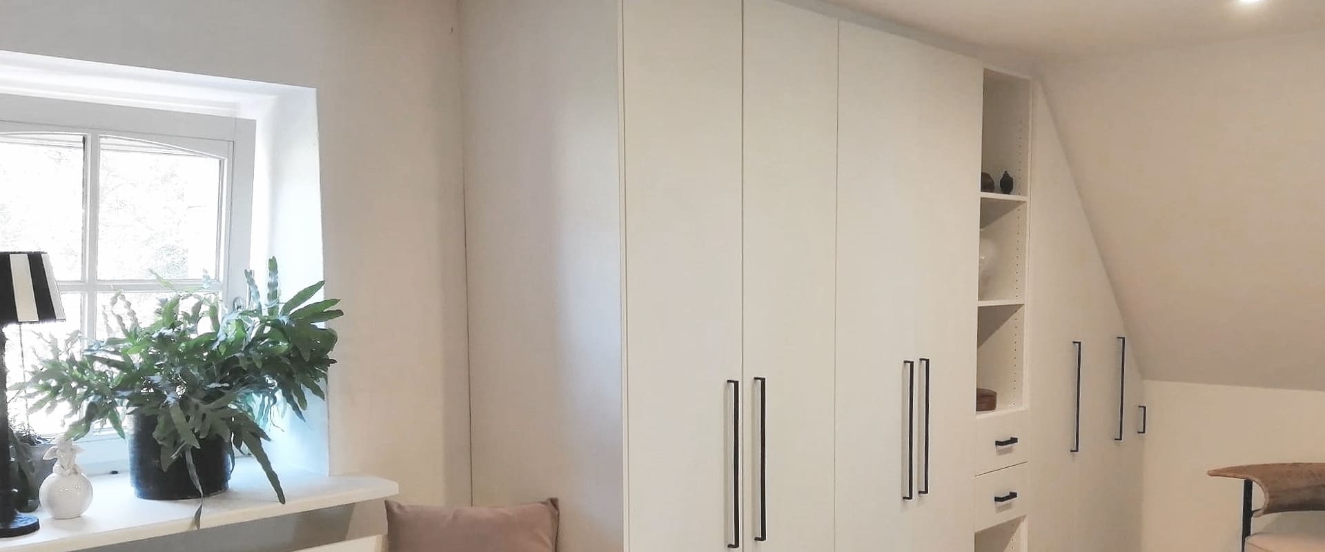 Dachschrägenschrank nach Maß in Weiß mit viel Stauraum für einen Kunden nahe Osnabrück Dachschrägenschrank nach Maß in Weiß mit viel Stauraum