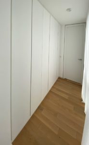 Einbauschrank nach Maß gefertigt, der den gesamten Raum nutzbar macht