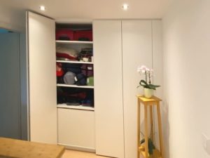 Einbauschrank nach Maß in Weiß mit geöffneten Türen