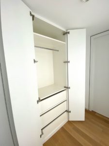 Vollflächiger Flurschrank nach Maß mit Schranktüren in weißer Ausführung