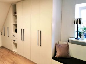 Individueller Schrank unter der Dachschräge in Weiß, linke Seite