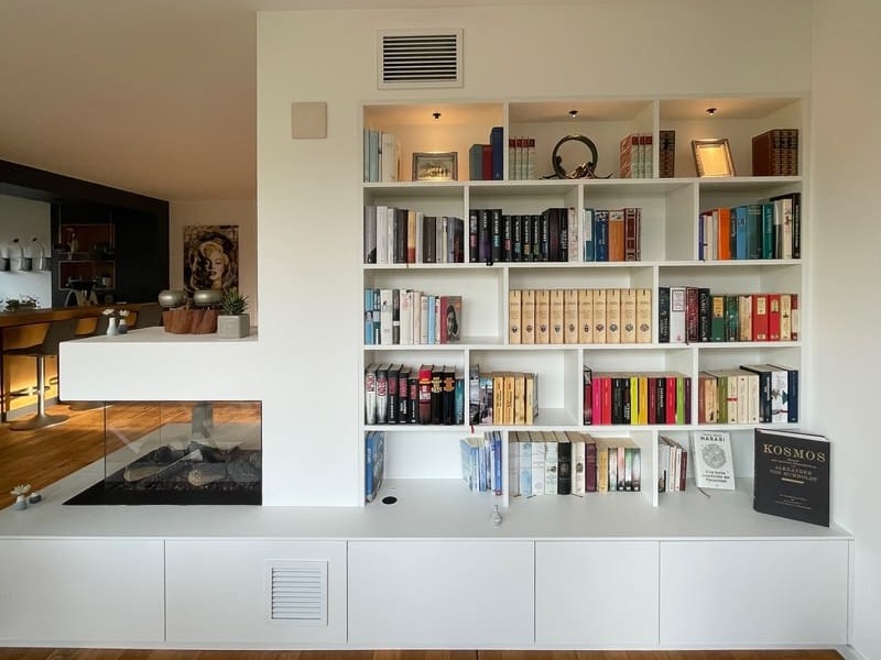 Regal nach Maß mit Kamin Individuelles Bücherregal nach Maß gefertigt in Weiß neben dem Kamin