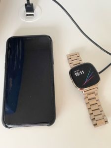 Smartphone laden im Regal