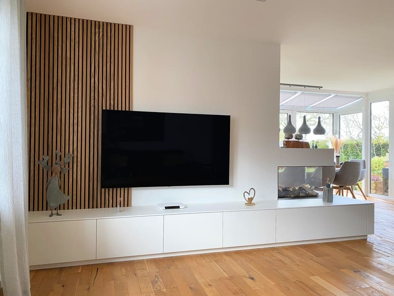 Lowboard nach Maß als Wohnzimmerschrank in Weiß mit viel Stauraum Lowboard als Wohnzimmerschrank nach Maß gefertigt