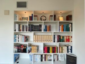 Individuelles Bücherregal nach Maß gefertigt in Weiß