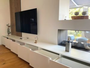 Lowboard nach Maß für das Wohnzimmer mit geöffneten Schränken