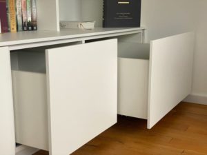 Geöffnete Schubkästen des Wohnzimmerregals nach Maß