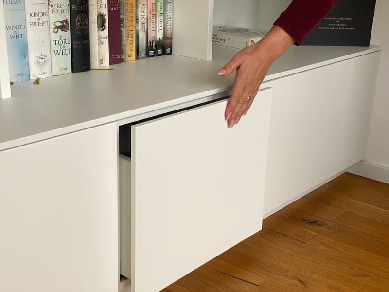 Die Schubkästen nach Maß schließen leise dank Softclose-Technik Die Schubkästen des Wohnzimmerregals nach Maß schließen leise dank Softclose-Technik