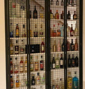 Barschrank unter Treppe nachher
