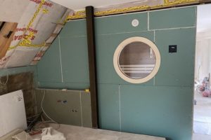 Küche unter Dachschräge nach Maß, Ansicht im Bau