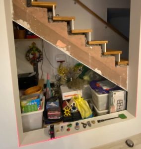Barschrank neben der Treppe vorher