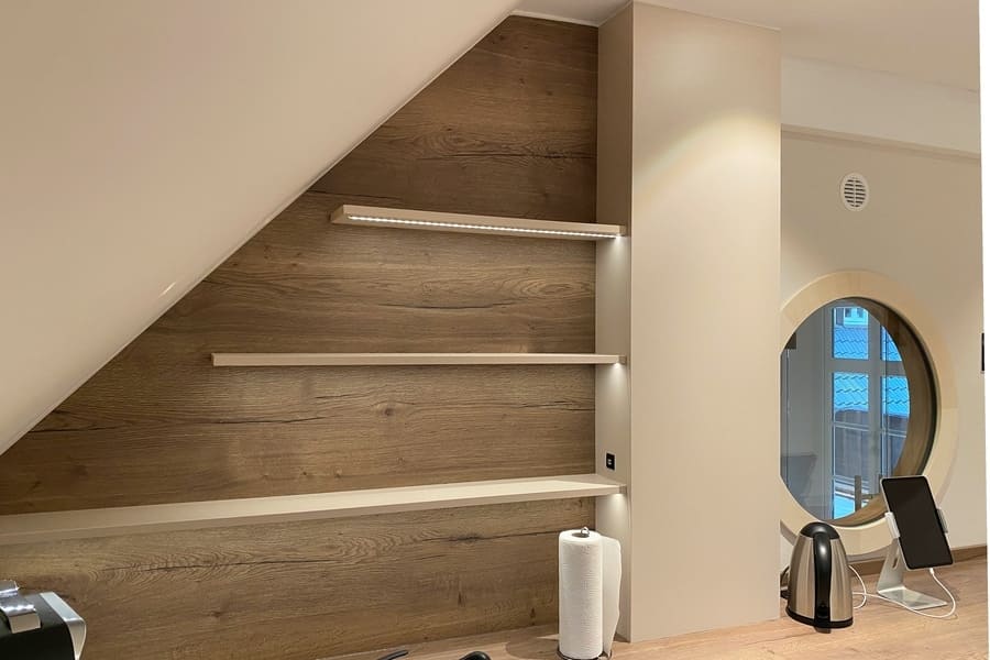 Küche unter Dachschräge nach Maß, Ansicht Regalböden mit LED-Beleuchtung Die Regale haben eine integrierte LED-Beleuchtung