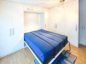 Schrankbett aufgeklappt mit Maßschrank