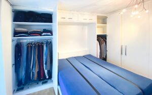 Kleiderschrank nach Maß in Kombination mit einem Schrankbett