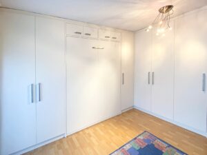 Schrankbett geschlossen mit Maßschrank