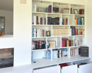 Bücherwand mit Stauraum