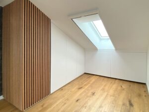 Dachschrägenschrank über die gesamte Wand