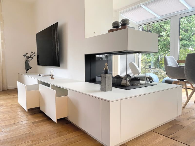 Lowboard im Wohnzimmer mit Kamin