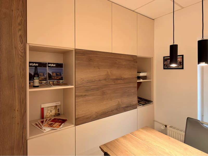 Einbauschrank mit Fernseher geschlossen Einbauschrank mit Fernseher geschlossen