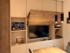 Einbauschrank mit Fernseher offen