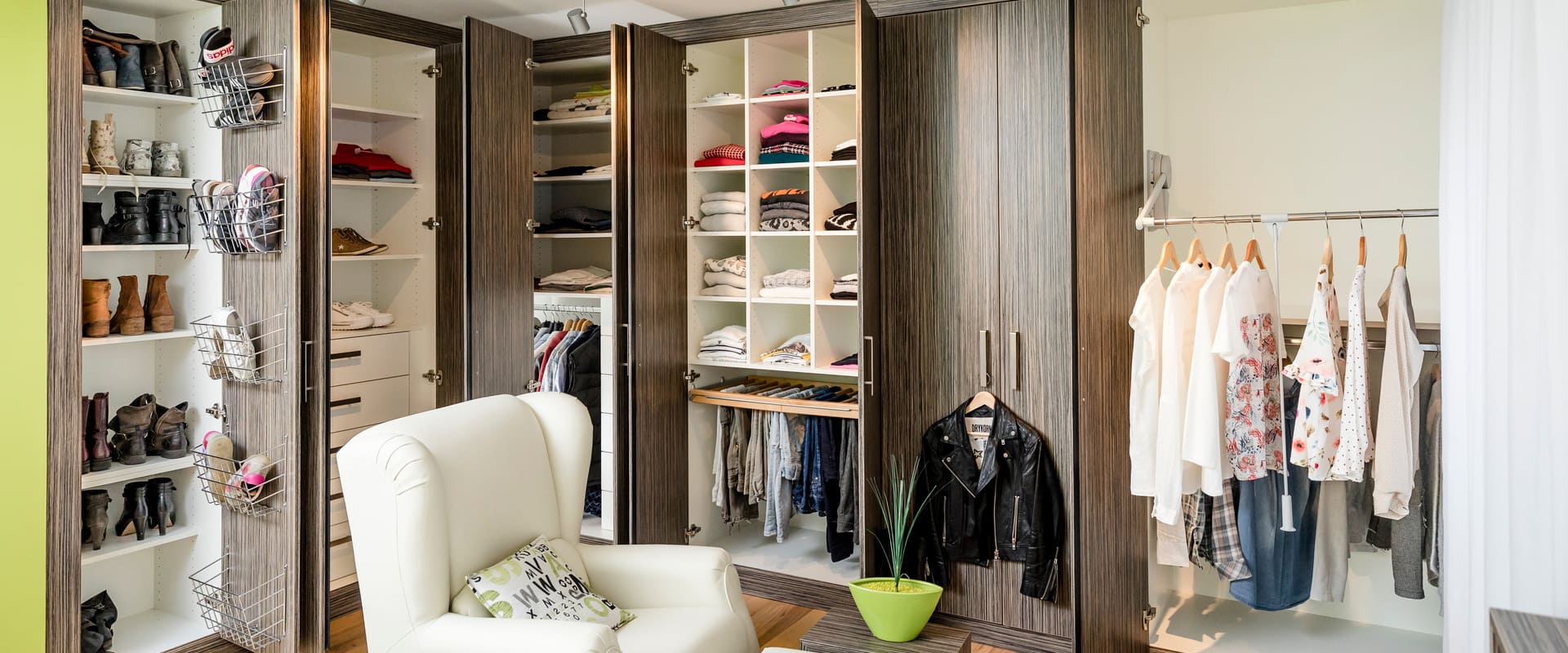 Kleiderschrank nach Maß mit Stauraum Kleiderschrank nach Maß im Schlafzimmer