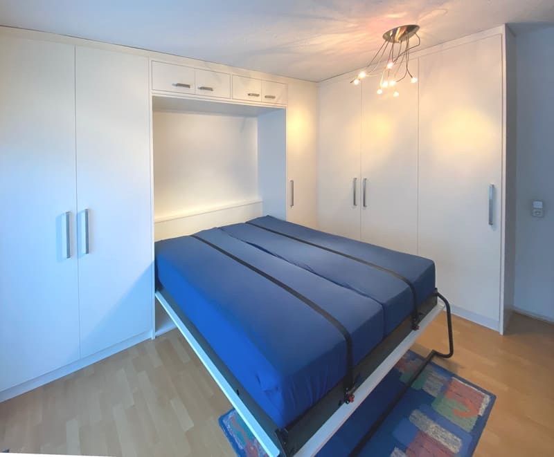 Schlafzimmer mit Klappbett ausgeklappt Schlafzimmer mit Klappbett ausgeklappt