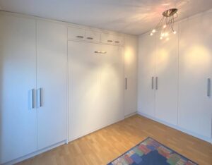 Schlafzimmer mit Klappbett eingeklappt