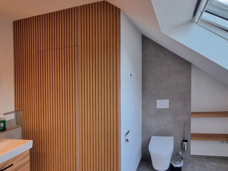 Stauraum unter Dachschräge im Bad