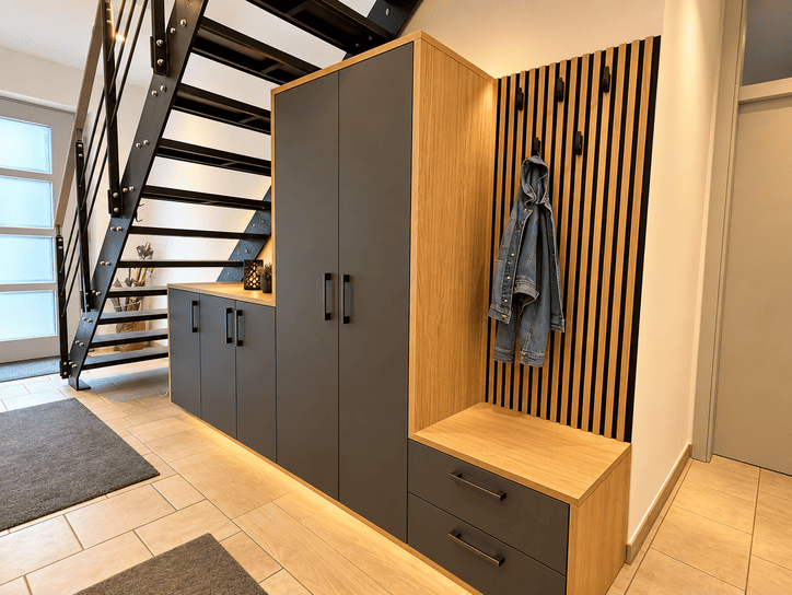 Flur mit Treppe und Garderobe Flur mit Treppe und Garderobe